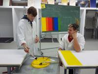Nico Schenk und Marcel Bauer beim Gestalten eines Farbplakates